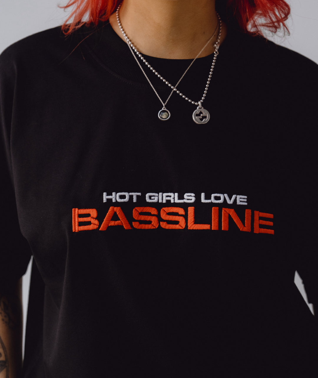 'HOT GIRLS LOVE BASSLINE' TEE BLACK